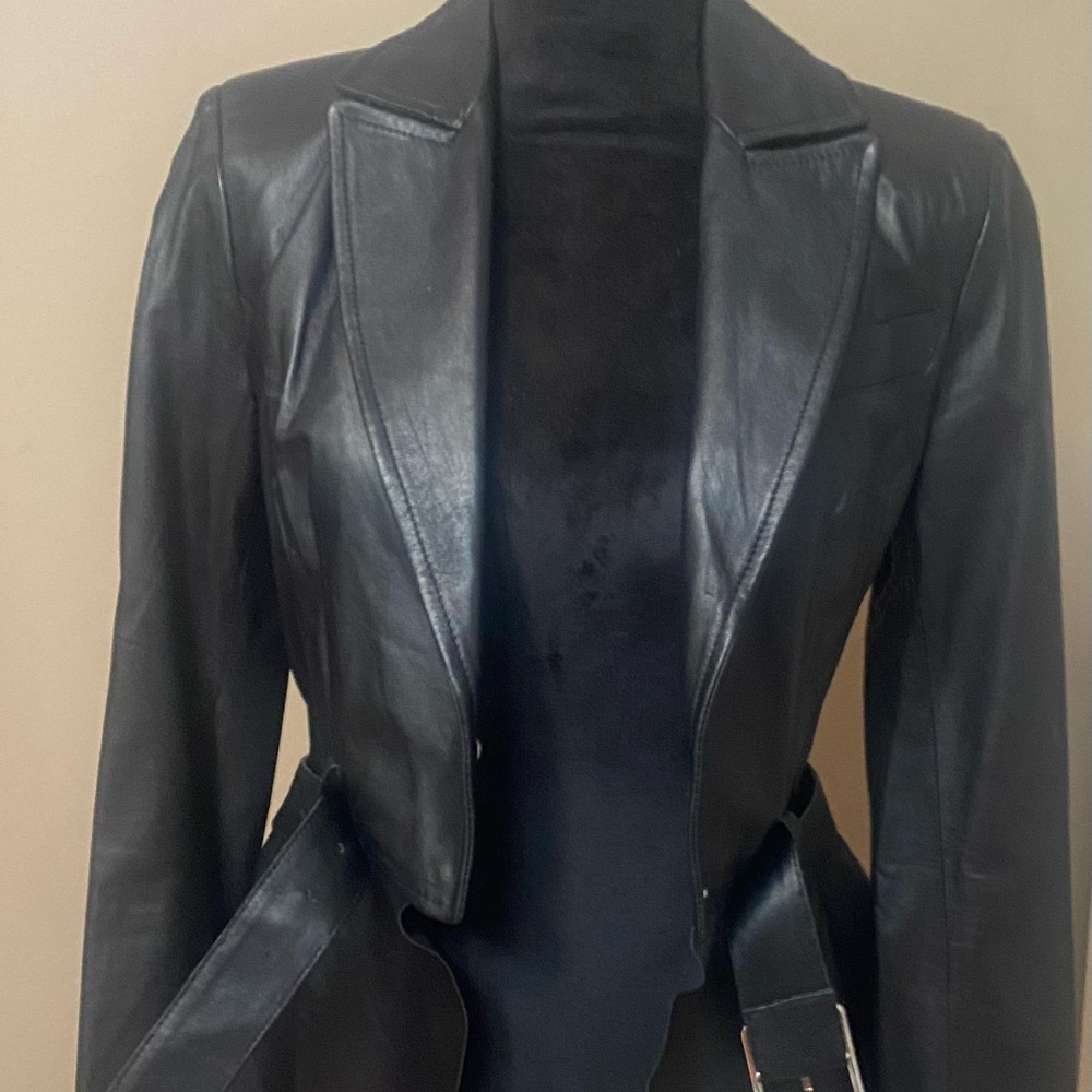 Sleek Black Leather Jacket with Tailored Silhouette